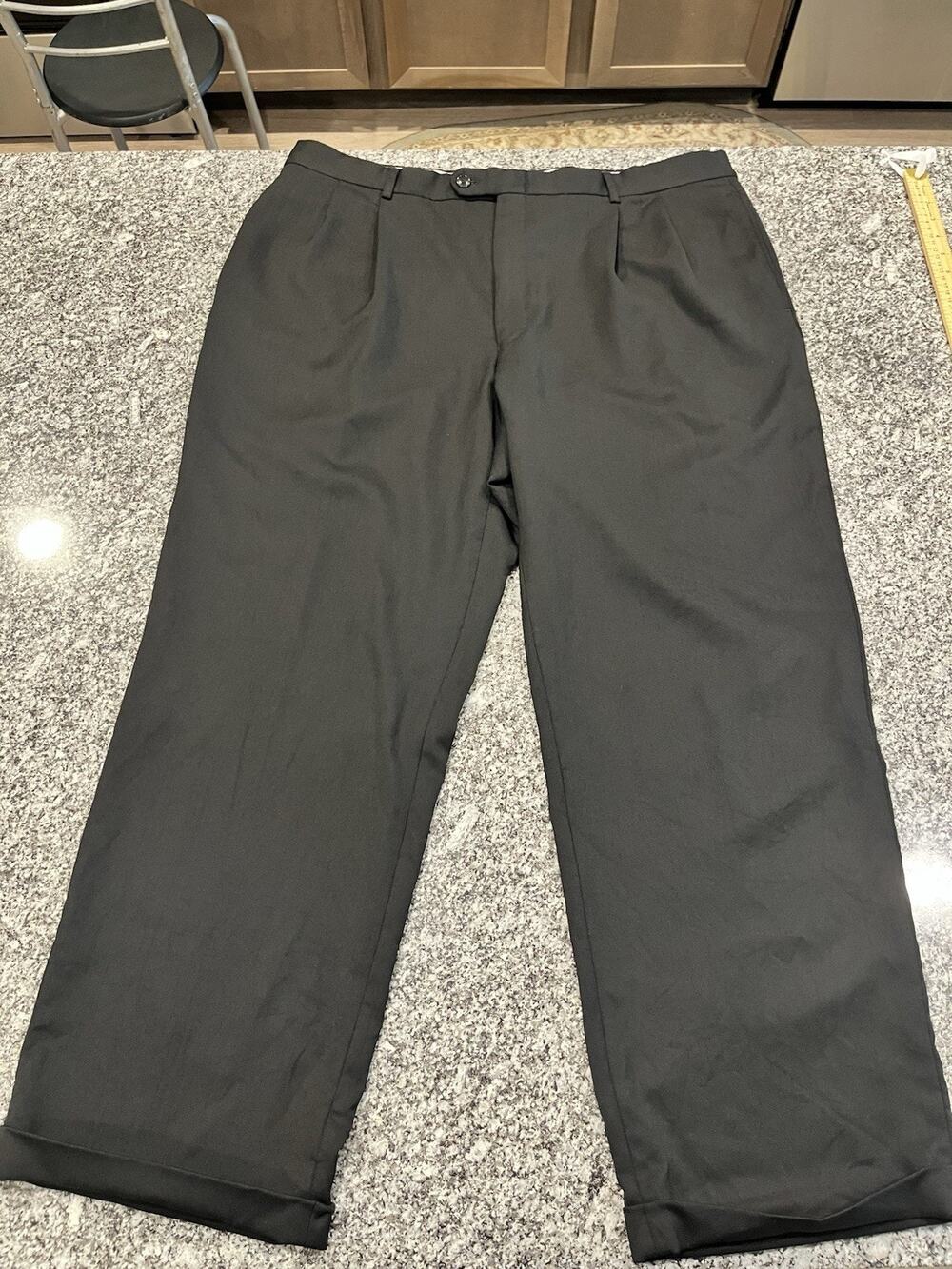 Men’s Black Solid Wool Dress Pants Pleated Front Cuffed Hem Button Closure 40 A2